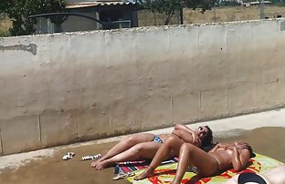 XXX بیگانه روسی را روی تخت سكسي للناني می اندازد.
