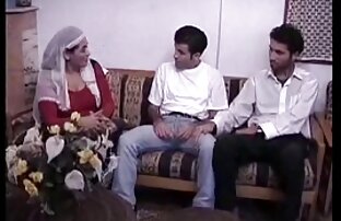 XXX موهای سیاه زبان را در سكسي لبناني وسوري نزدیکی استخر انجام می دهد.