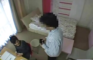 XXX بر روی تخت محکم سيكسي لوبناني ، یک کودک سرخود یک دختر در گربه و دهان خود دارد