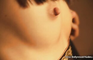 XXX سبزه پاهای خود را برای رابطه جنسی در سكسي لبناني نار سال نو پهن می کند.