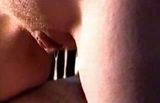XXX دختر بلوند بعد از wanking البناني سكسي fucks می کند.