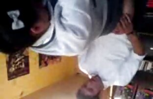 XXX عروسک زرق و برق دار زیبایی کلاه را روی تخت خودارضایی می سكسي لبنانى کند